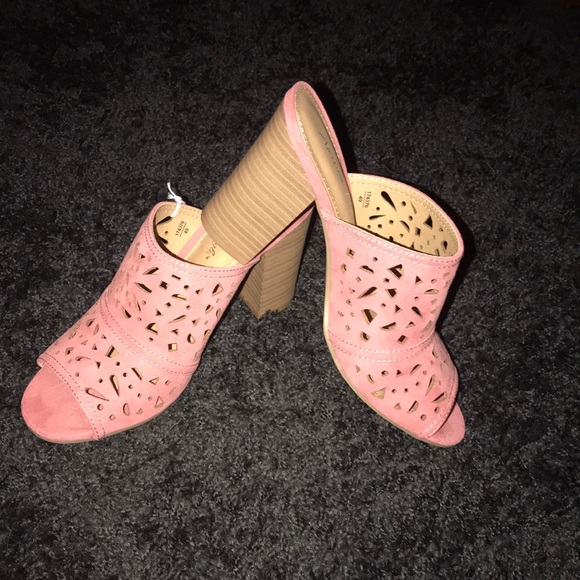 Suede Pink Sandal NWT - Picture 2 of 3